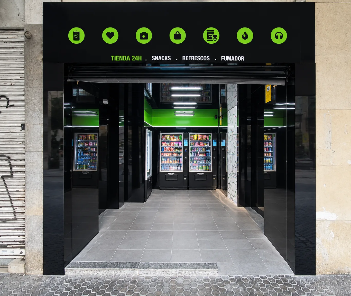 Entrada de la nueva tienda Metro24st en Sevilla, abierta 24 horas