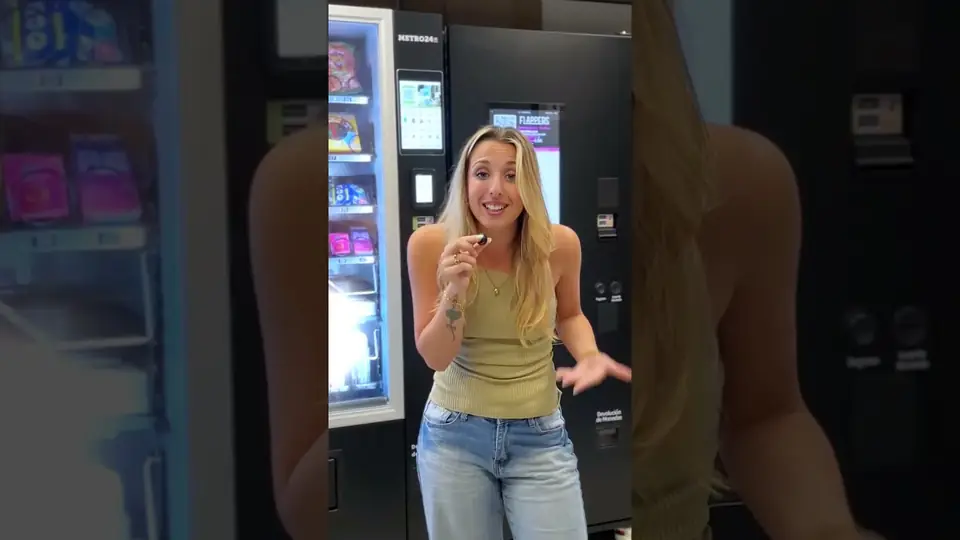Tienda Metro24st con una máquina Flappers, en el vídeo de la Capa Flappers