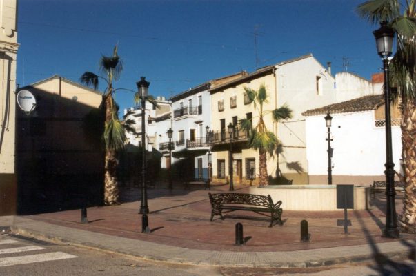 1200px-Plaza_y_calle_Nueva_de_Catadau
